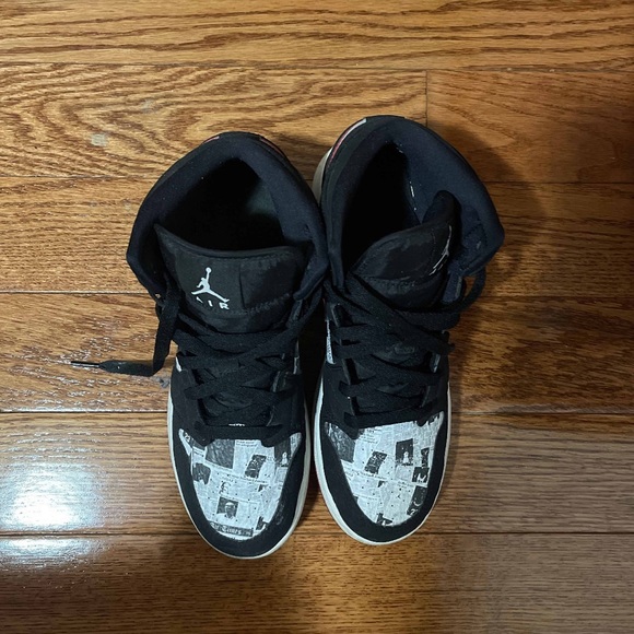 2019 Air Jordan 1 Mid SE GS ‘Newspaper Air Times’ - Picture 3 of 7